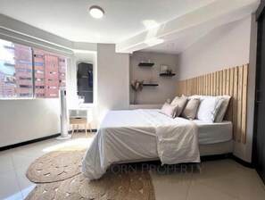 2 dormitorios, escritorio, tabla de planchar con plancha y cuna de viaje