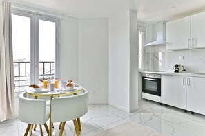 Réfrigérateur, four, plaque de cuisson, cafetière/bouilloire