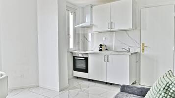 Réfrigérateur, four, plaque de cuisson, cafetière/bouilloire