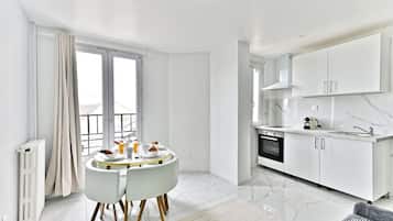 Réfrigérateur, four, plaque de cuisson, cafetiÚre/bouilloire