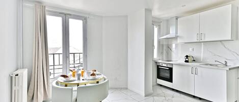 Réfrigérateur, four, plaque de cuisson, cafetiÚre/bouilloire