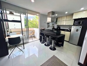 Refrigerador, microondas, parrilla de estufa y cafetera y tetera 