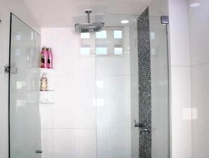 Shower, hair dryer, towels, soap - Luxury Studio in El Poblado: Modern Charm (Medellín)