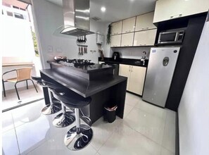 Refrigerador, microondas, parrilla de estufa y cafetera y tetera 