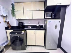 Refrigerador, microondas, parrilla de estufa y cafetera y tetera