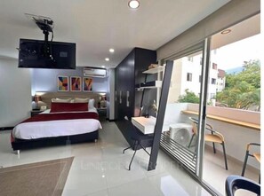 1 habitación, escritorio, tabla de planchar con plancha y cuna de viaje