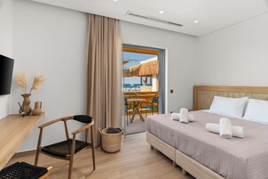 Ropa de cama de alta calidad y caja de seguridad en la habitación 