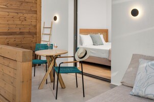 Ropa de cama de alta calidad y caja de seguridad en la habitación 