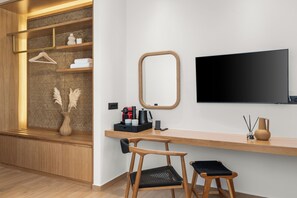 Suíte júnior, vista para a piscina | Roupas de cama premium, cofres nos quartos, quartos à prova de som