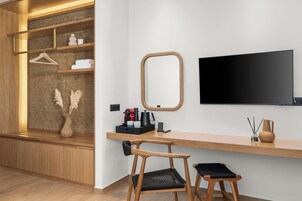 Ropa de cama de alta calidad y caja de seguridad en la habitación