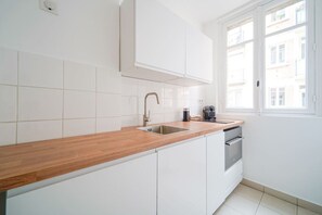 Fridge, oven, stovetop, coffee/tea maker