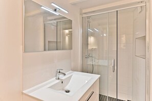 Haartrockner, Handtücher, Toilettenpapier