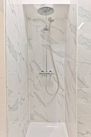 Haartrockner, Handtücher, Toilettenpapier