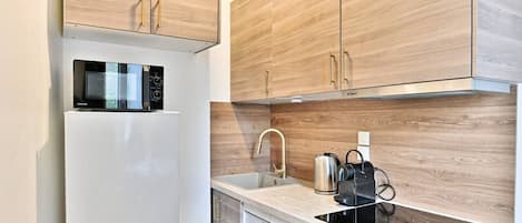 Frigorífico, microondas, horno y placa de cocina