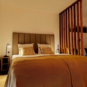 1 dormitorio, tabla de planchar con plancha, wifi y ropa de cama