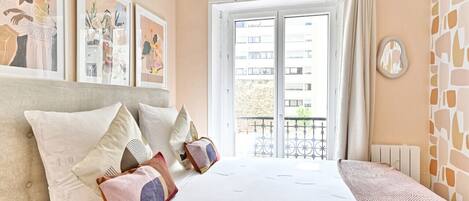 1 dormitorio, escritorio, tabla de planchar con plancha y wifi