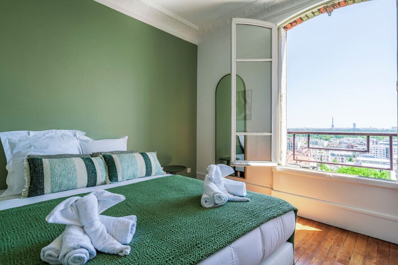 2 bedrooms, desk, iron/ironing board, WiFi