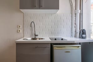 Geladeira, micro-ondas, cooktop, cafeteira/chaleira