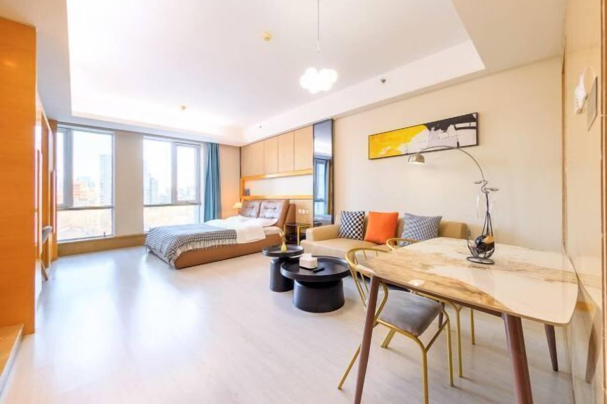 Una camera d'hotel moderna con un letto grande, un tavolo da pranzo e un divano.