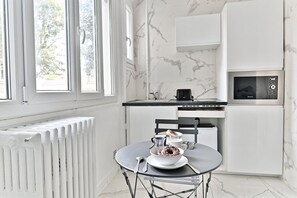 Kühlschrank, Mikrowelle, Wasserkocher mit Kaffee-/Teezubehör, Toaster