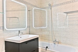 Secadora de cabello, toallas, papel de baño 