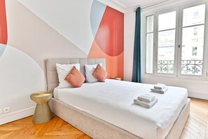 1 habitación, escritorio, tabla de planchar con plancha y cuna de viaje 