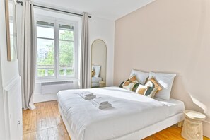 2 bedrooms, desk, iron/ironing board, WiFi