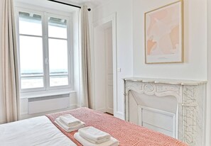 2 bedrooms, desk, iron/ironing board, WiFi