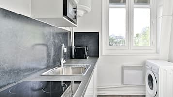 Frigorífico, microondas, placa de cocina y cafetera o tetera