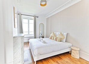 2 habitaciones, escritorio, tabla de planchar con plancha y wifi 