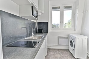 Réfrigérateur, four à micro-ondes, surface de cuisson, cafetière-théière