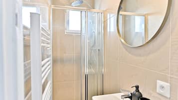 Secador de pelo, toallas y papel higiénico