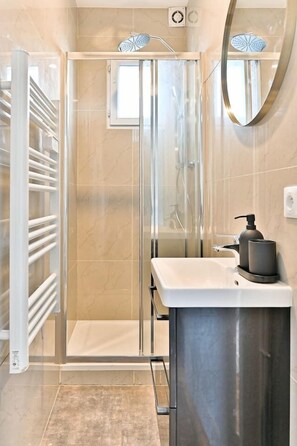 Séchoir à cheveux, serviettes fournies, papier de toilette