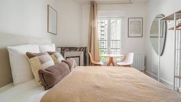 1 habitación, escritorio, tabla de planchar con plancha y cuna de viaje