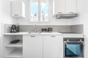 Kühlschrank, Ofen, Herdplatte, Wasserkocher mit Kaffee-/Teezubehör