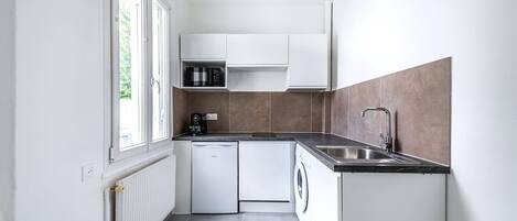 Fridge, microwave, stovetop, coffee/tea maker