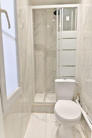 Shower, hair dryer, toilet paper - Pleasant Studio #Montmartre #SacréCœur (Paris)