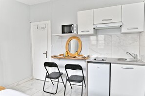 Fridge, microwave, stovetop, coffee/tea maker - Pleasant Studio #Montmartre #SacréCœur (Paris)