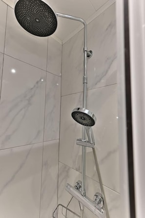 Shower, hair dryer, toilet paper - Pleasant Studio #Montmartre #SacréCœur (Paris)