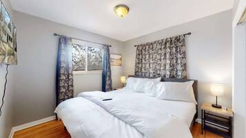 5 bedrooms, desk, iron/ironing board, travel crib