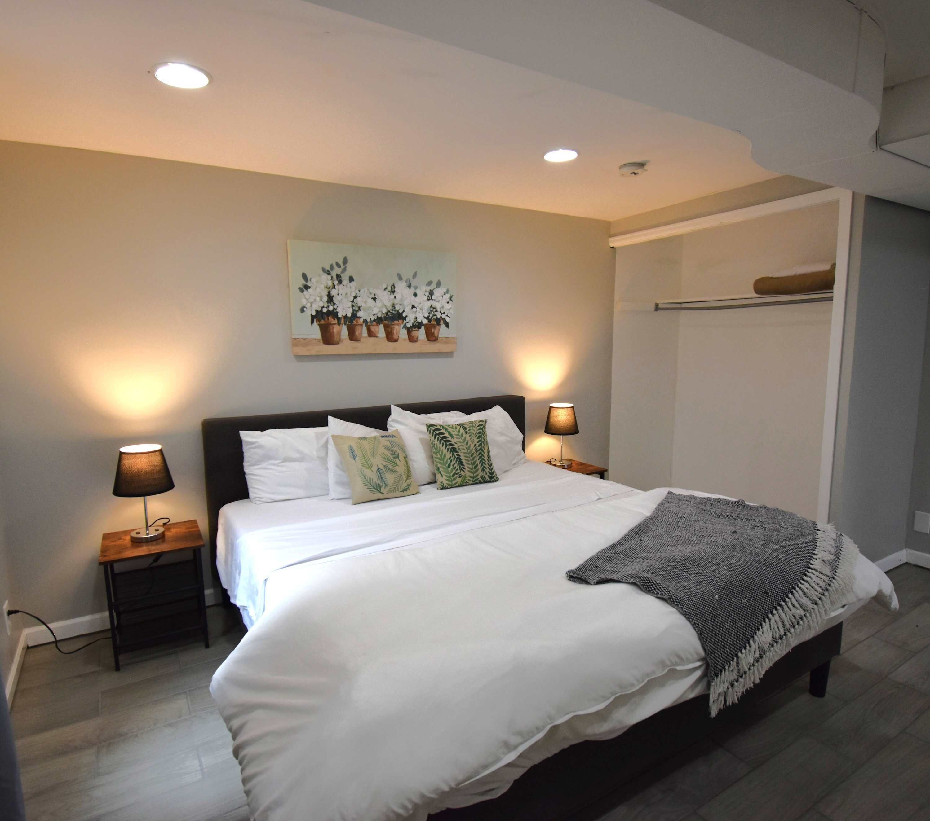 6 bedrooms, desk, iron/ironing board, travel crib