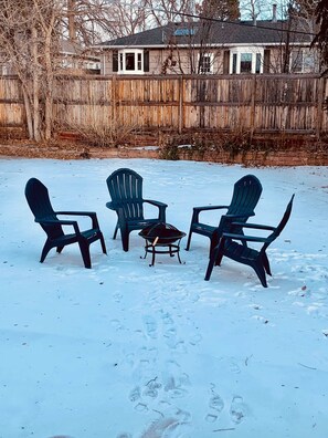 Property grounds - Large Family Retreat in Quiet Denver Spot (Denver)