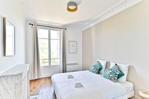2 bedrooms, desk, iron/ironing board, WiFi