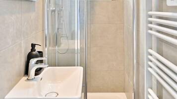 Een haardroger, handdoeken, toiletpapier