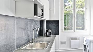 Frigorifero, microonde, piano cottura, macchina per tè/caffè