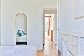 2 bedrooms, desk, iron/ironing board, WiFi