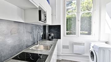 Een koelkast, een microgolfoven, een kookplaat