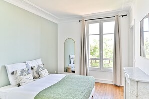 2 sovrum, skrivbord, strykjärn/strykbräda och resesäng