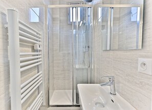 Shower, hair dryer, towels, toilet paper