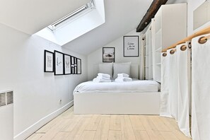 1 bedroom, desk, iron/ironing board, travel cot - Peaceful, central Rivoli apartment (Paris)